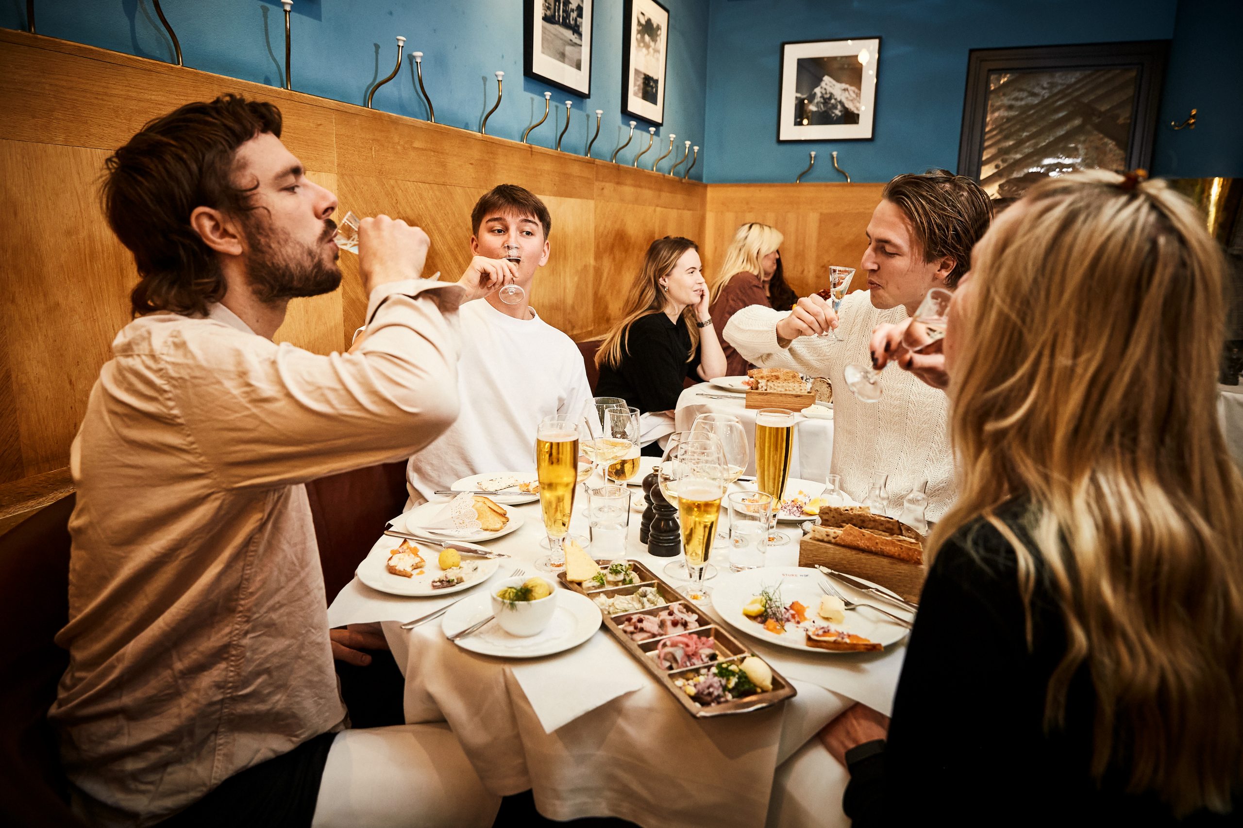 sällskap som äter assietter på sturehof